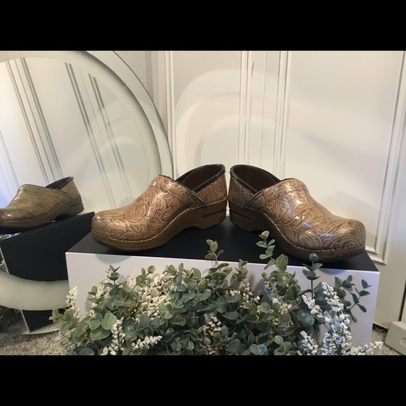 show me dansko shoes